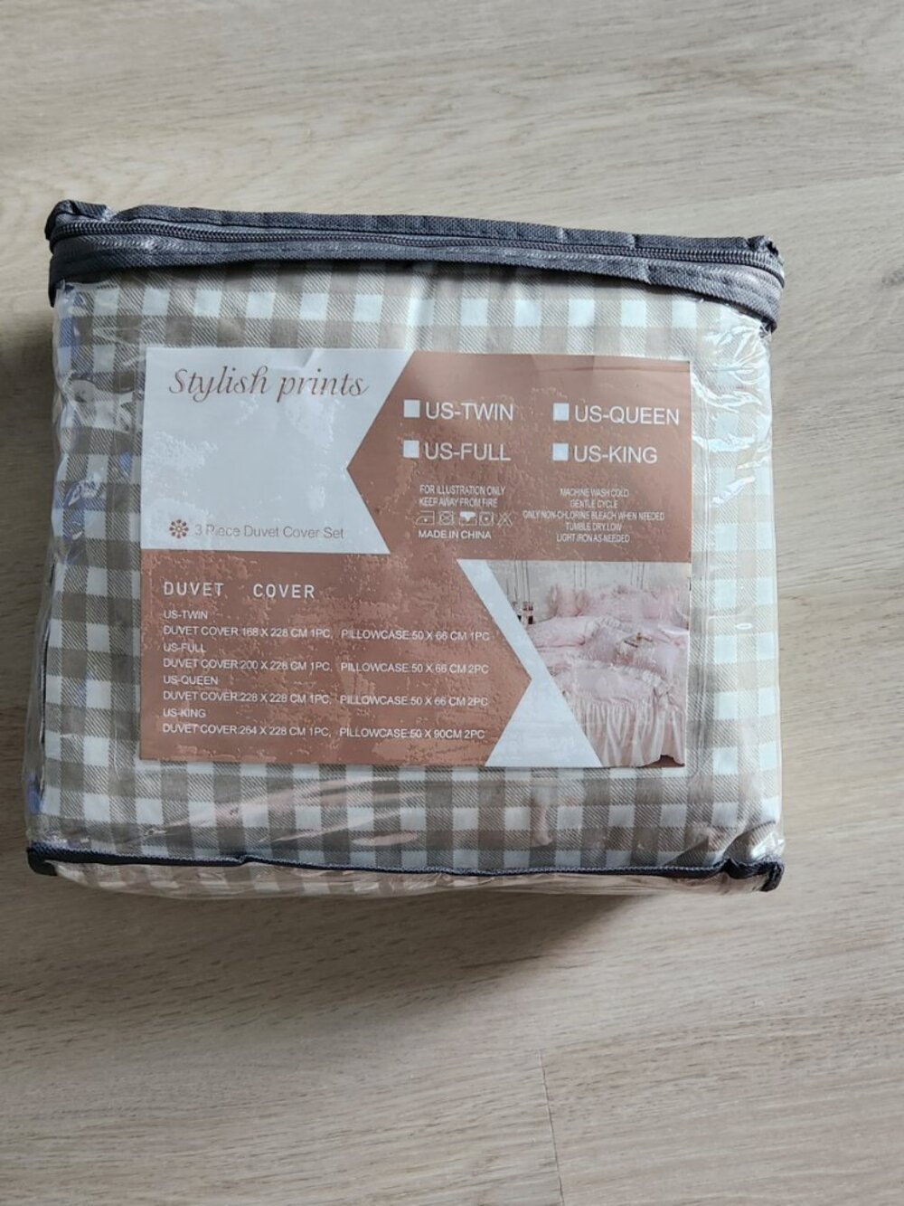 NWT: Tan Gingham Print Duvet Cover Set, Includes 2 Pillowcases (King Size) - Picture 2 of 9